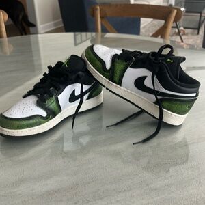Air‎ Jordan 1 Low SE - Electric Green- Size 6y
- worn a few times…box included